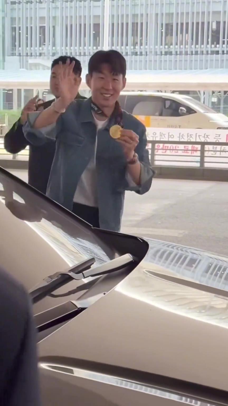 衣錦還鄉(xiāng)！孫興慜返回韓國，眾多女球迷讓其把歐聯獎牌戴上